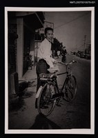 藏品(文曉村獨照（牽著腳踏車）（翻拍照）)的圖片