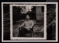 藏品(文曉村獨照（戶外，全身坐姿）（翻拍照）)的圖片