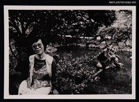 藏品(胡品清獨照（園林池塘邊）（翻拍照）)的圖片