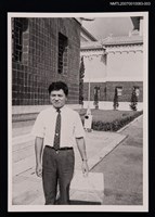 藏品(楚戈獨照（戶外，手提包裏）（翻拍照）)的圖片