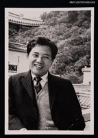 藏品(楚戈獨照（戶外，身穿西裝）（翻拍照）)的圖片