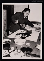 藏品(楚戈獨照（揮毫作畫）（翻拍照）)的圖片