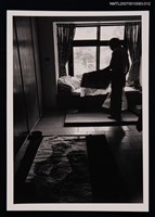 藏品(楚戈與山水畫合照)的圖片