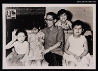 藏品(余光中與孩子們合照（翻拍照）)的圖片