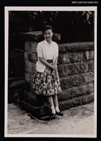 藏品(王渝獨照（倚靠石牆）（翻拍照）)的圖片