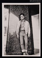 藏品(施善繼獨照（背靠石柱）（翻拍照）)的圖片