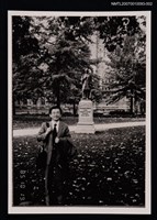 藏品(吳宏一獨照（雕像前）（翻拍照）)的圖片