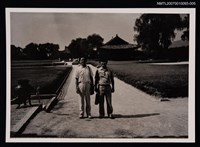 藏品(吳宏一與友人合照（背景為歇山式建築）（翻拍照）)的圖片