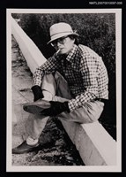 藏品(杜若洲獨照（坐於路邊圍欄上）（翻拍照）)的圖片