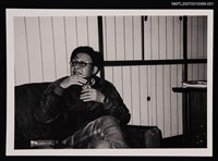 藏品(周鼎獨照（坐於沙發）（翻拍照）)的圖片