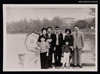 藏品(阮囊出遊合照（湖邊）（翻拍照）)的圖片