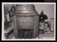 藏品(羅門與蓉子居家一景：羅門的詩作與蓉子相片)的圖片