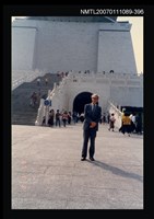 藏品(馬悅然於中正紀念堂前獨照（1987-01-02）)的圖片