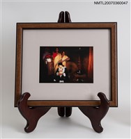 藏品(三毛懷抱小羊照（含框）)的圖片