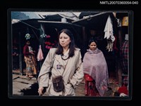 藏品(三毛穿著米色外套半身留影（1988-01-18）)的圖片