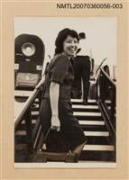 藏品(三毛走上登機梯獨照（1963-00-00）)的圖片