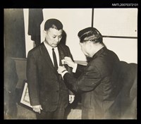 藏品(尹雪曼獲頒教育部學術獎獎章)的圖片