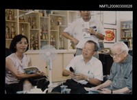 藏品(回母校舊館國小與歷任校長合影（室內）)的圖片