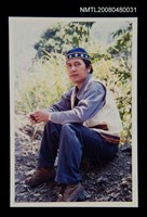 藏品(獨照（坐於碎石地）)的圖片