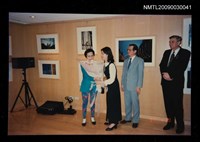 藏品(胡品清獲頒二等傑出教育勳章接受獻花)的圖片