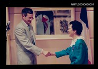 藏品(胡品清獲頒二等傑出教育勳章與頒獎人握手合影)的圖片