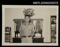 藏品(第四十四兵工廠建廠三十週年時留影（李牧留影於電視機前）)的圖片