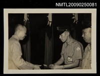 藏品(李牧56年教師節接受頒獎)的圖片