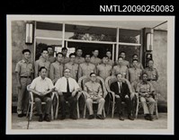 藏品(李牧與研究所同學和任卓宣老師合影)的圖片