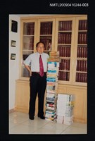 藏品(黃文範站在書櫃前獨照)的圖片