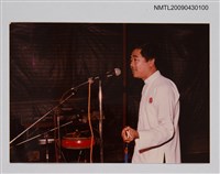 藏品(一位白衣中年男子彈唱)的圖片