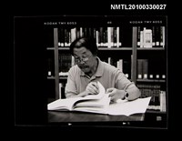 藏品(閱讀中的商禽)的圖片