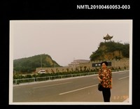 藏品(趙淑俠於大陸新鄭市之獨照)的圖片