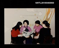 藏品(趙淑俠與學生們討論中之照片)的圖片