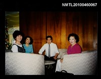 藏品(趙淑俠與秘書長符兆祥等人合照)的圖片