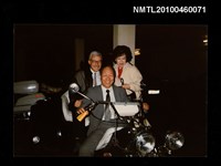 藏品(趙淑俠與友人及馬漢威合照)的圖片