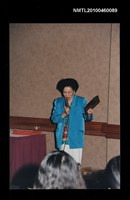 藏品(趙淑俠於「海外女作家六屆年會」中講笑話之照片)的圖片