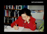 藏品(趙淑俠寫作中的獨照)的圖片