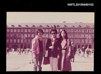 藏品(趙淑俠與朱麗麗、謝琪於廣場上之合照)的圖片