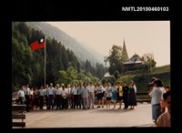 藏品(趙淑俠於瑞士的中文學校升旗典禮合照)的圖片