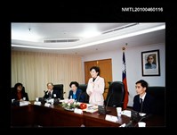 藏品(趙淑俠於作家談話中之照片)的圖片