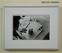 藏品(胡品清的手稿及手部特寫)的圖片