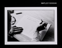 藏品(胡品清的手稿及手部特寫)的圖片