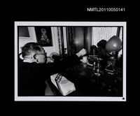 藏品(廖清秀給過世的妻子上香)的圖片