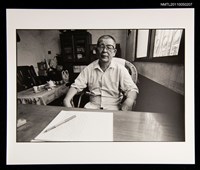 藏品(葉石濤於書桌前獨照（正面）)的圖片