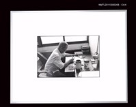 藏品(葉石濤於書桌前獨照（側面）)的圖片