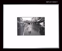 藏品(葉石濤撐傘背影獨照)的圖片