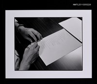 藏品(李魁賢的手稿及手部特寫)的圖片