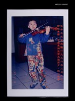 藏品(生命之光周大觀一九九六年二月九日前往美國、中南美洲生命之旅前夕、拉小提琴)的圖片