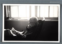 藏品(詹作舟看書報留影（約86歲）)的圖片