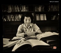 藏品(潘人木攝於書房)的圖片